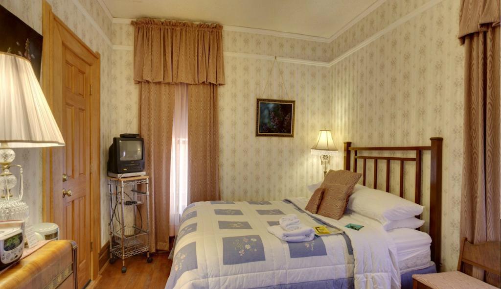 Garden House Bed And Breakfast Ганнибал Номер фото